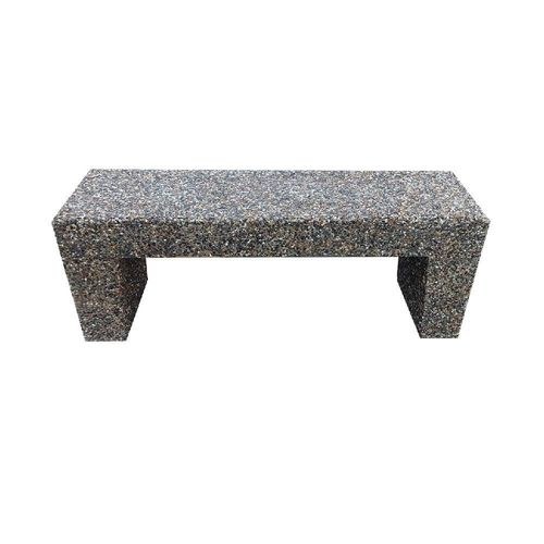 Bancă din beton cu aspect de piatră